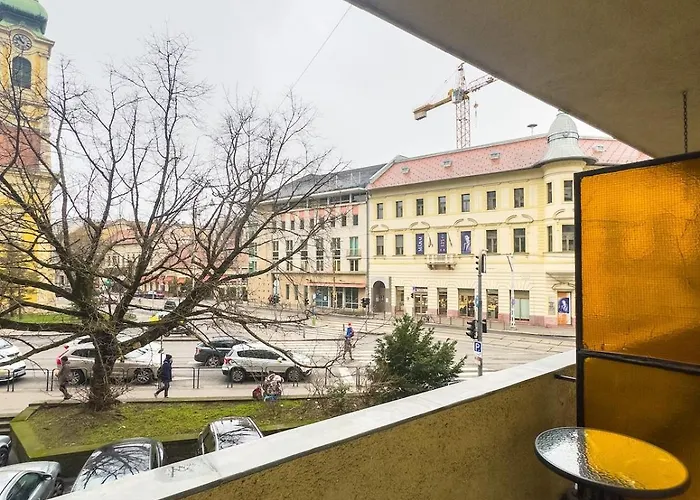 2bdr Gellert W Ac & Balcony By Nw