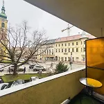 2bdr Gellert W Ac & Balcony By Nw