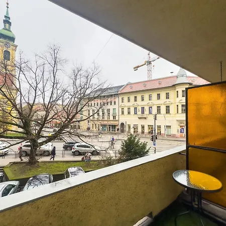 2bdr Gellert W Ac & Balcony By Nw
