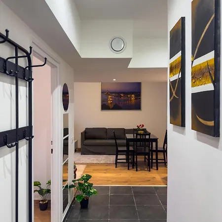 2bdr Gellert W Ac & Balcony By Nw Apartament *