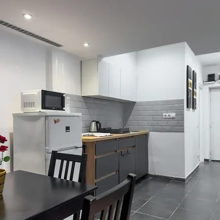 2bdr Gellert W Ac & Balcony By Nw