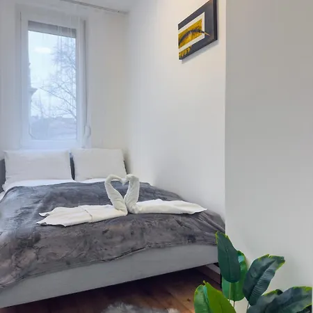 2bdr Gellert W Ac & Balcony By Nw