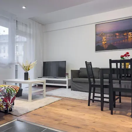 2bdr Gellert W Ac & Balcony By Nw * Budapeste