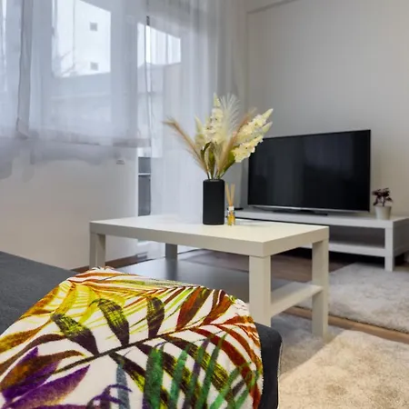 2bdr Gellert W Ac & Balcony By Nw Apartament