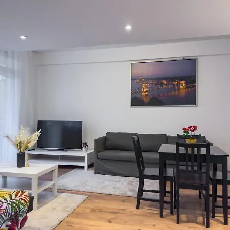 2bdr Gellert W Ac & Balcony By Nw Apartament *