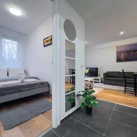 2bdr Gellert W Ac & Balcony By Nw