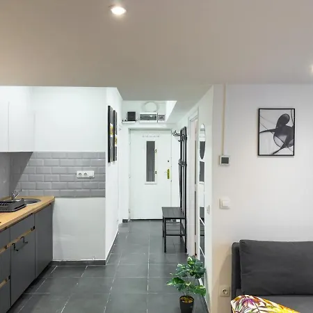 2bdr Gellert W Ac & Balcony By Nw Apartament *