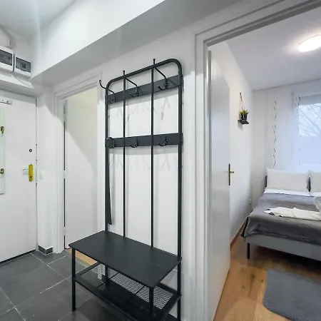 2bdr Gellert W Ac & Balcony By Nw Apartament *