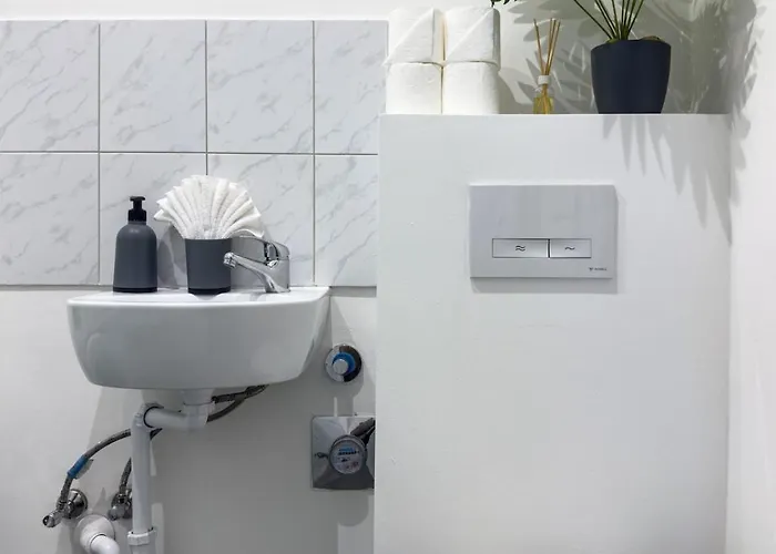 2bdr Gellert W Ac & Balcony By Nw Apartamento Budapeste