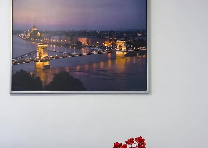 2bdr Gellert W Ac & Balcony By Nw Apartment *