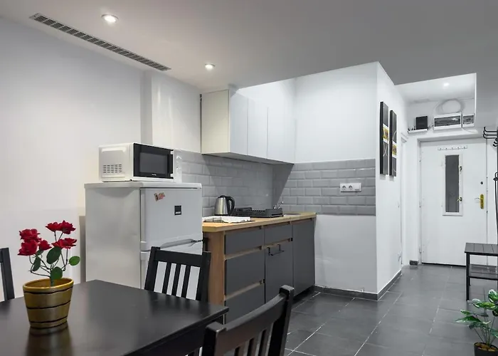 2bdr Gellert W Ac & Balcony By Nw