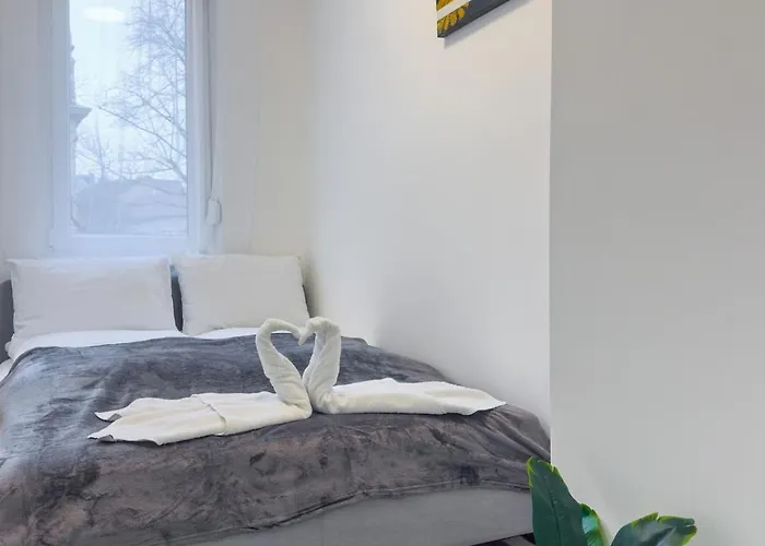 2bdr Gellert W Ac & Balcony By Nw