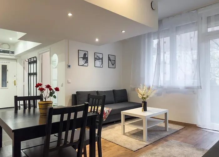 2bdr Gellert W Ac & Balcony By Nw Apartment *
