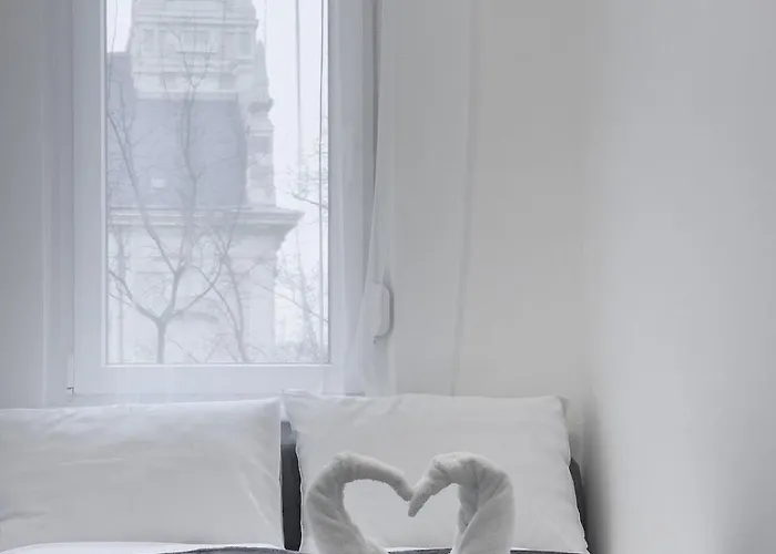 2bdr Gellert W Ac & Balcony By Nw