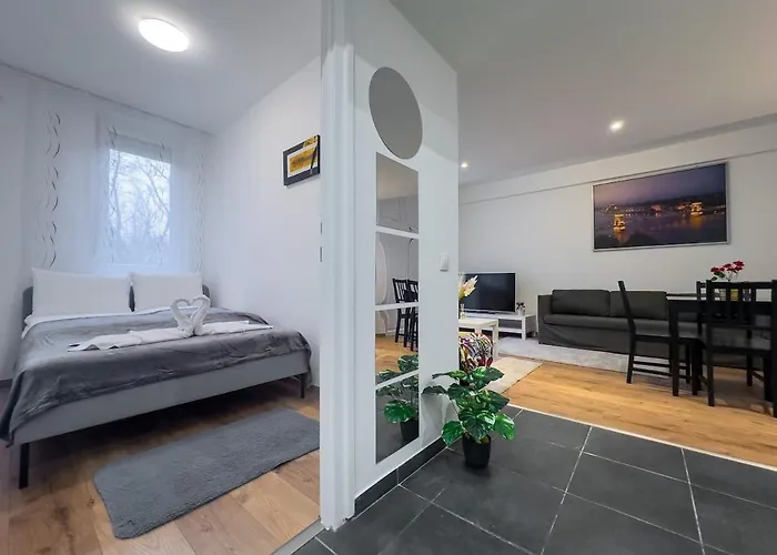 2bdr Gellert W Ac & Balcony By Nw