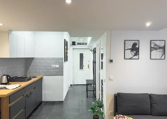 2bdr Gellert W Ac & Balcony By Nw Apartment *