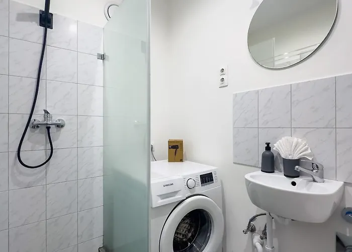 2bdr Gellert W Ac & Balcony By Nw Apartamento Budapeste